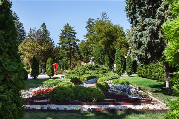 Парковая территория санатория им. Анджиевского в Ессентуках